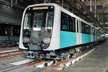 DLR: TfL delays rollout of new walk-through trains