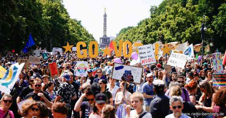 Tausende bei Demo gegen Rechtsextremismus in Berlin