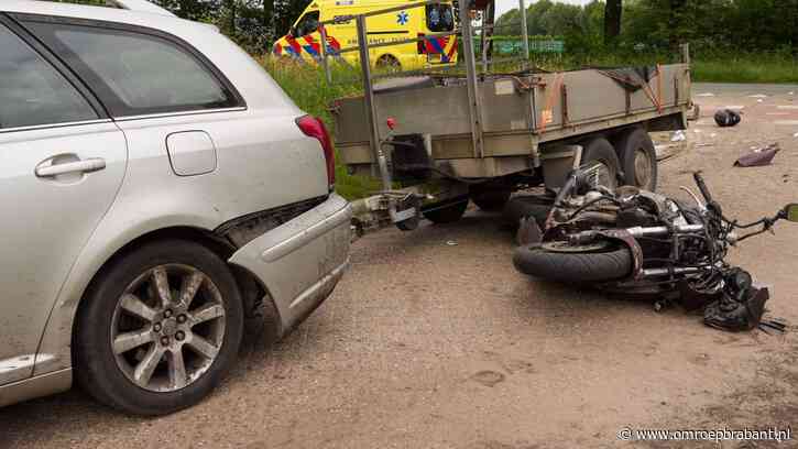 Man en vrouw op motor zwaargewond na botsing met aanhanger