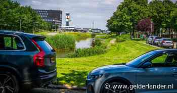 Bewoners zijn parkerende vakantiegangers zat en nemen heft in eigen hand: ‘Die Mercedes staat er al weken’