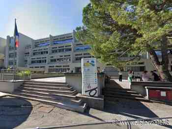 Violenza sessuale su due alunne minorenni. Arrestato bidello a Como