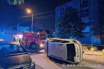Brandweer helpt bestuurder om uit wagen te klimmen na crash tegen geparkeerde wagen