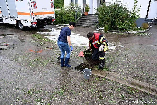 Hagel fließt durch das Stadttor von Weißenhorn