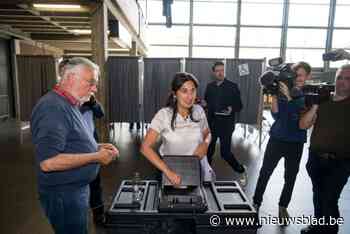 In het spoor van N-VA-kopstuk Zuhal Demir. Limburgse outfit, selfies en aanmoedigingen tijdens stemmen: “Maak die af hé!”