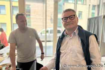 Burgemeester en Vlaams parlementslid Koen Van den Heuvel (CD&V) brengt zijn stem uit: “Ik heb meer zenuwen voor gemeenteraadsverkiezingen”