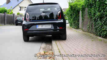 Urteil: Anwohner können gegen Autos auf Gehwegen vorgehen - kann teuer werden