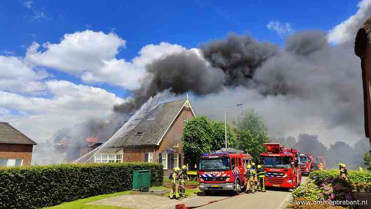 Grote brand in woonboerderij, rook in wijde omtrek te zien