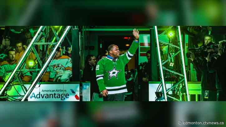 Dallas mayor pays off losing bet, donning Oilers jersey on social media