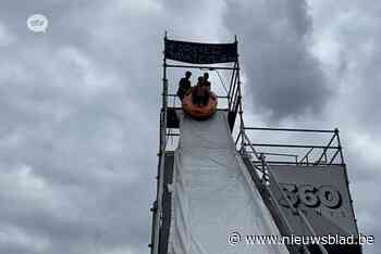 Jaarlijkse traditie gaat verder: vrienden bouwen opnieuw indrukwekkende glijbaan in hun tuin