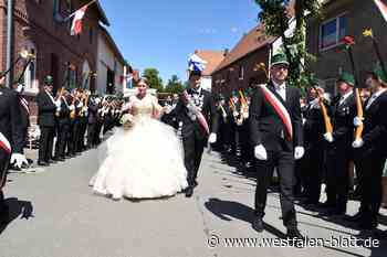 In Peckelsheim gratuliert eine ganze Schulklasse der Königin