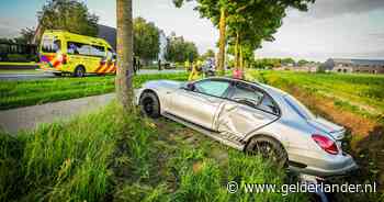Gewonde bij ongeval tussen twee voertuigen, brandweer moet inzittende bevrijden