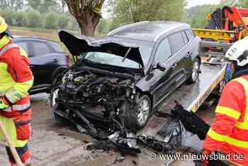 Frontale botsing op Sasbaan, twee bestuurders naar het ziekenhuis