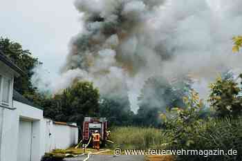 Altes Haus brennt in unwegsamem Gelände