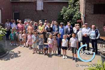 Grootouders en kleuters samen op boerderijentocht