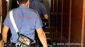 Spaccano la porta per occupare l'appartamento Enasacro