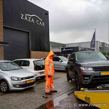 FIOD verdenkt twee Deventenaren van miljoenenfraude: dure auto's in beslag genomen