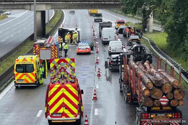 Gekantelde mobilhome veroorzaakt hinder op E40