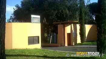 Prima Porta, coppia di anziani rapinata al cimitero. Lui si aggrappa all'auto dei ladri e viene trascinato per metri