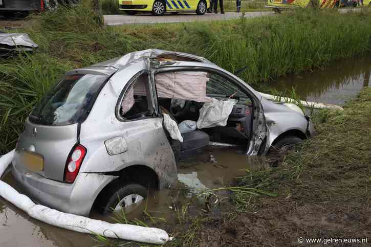 Auto belandt in sloot na botsing tegen boom, brandweer bevrijdt automobiliste