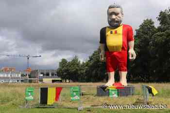 Is dit de grootste fan van de Rode Duivels? Reus Médar lokt voetbalfans naar EK-dorp Peetjes Droom