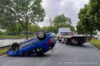 Auto belandt op dak: bestuurder (22) naar ziekenhuis gebracht