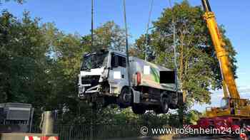 Heizöl-Lkw landet nach Ausweichmanöver im Stillbach bei Tittmoning