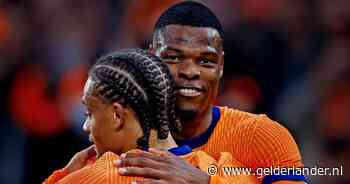 Frivool Oranje vermaakt volle Kuip met zege op IJsland en kan vol vertrouwen naar EK