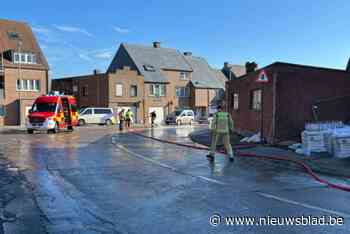Vrachtwagen getroffen door lekkende leiding: brandweer moet groot oliespoor opruimen