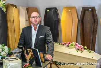 De opvallende hobby van begrafenisondernemer Robby (44): “Na een dag met de dood bezig te zijn, wil ik mensen laten dansen”