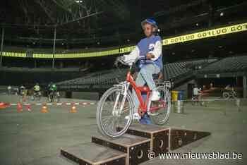 300 leerlingen fietsen door het Sportpaleis tijdens Fietspaleis: “Thuis heb ik geen fiets, dus ik heb er enorm van genoten”