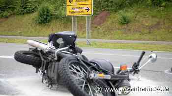 Schwerer Unfall bei Traunstein: Auto kracht in Biker (59) – Flüchtige Fahrerin (38) gefasst