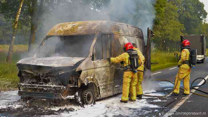 Bestelbus uitgebrand, weg tussen Asten en Helmond lange tijd dicht