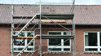 Kreis Gifhorn lässt es durch Loch in diesem Schuldach regnen