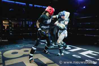 Kickbokstalent Ambar op visite bij de Marokkaanse consul. “Een verlegen meisje, maar een échte vechter”