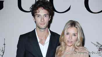 Freund ist 15 Jahre jünger: Sienna Miller fand Altersunterschied "nervig"