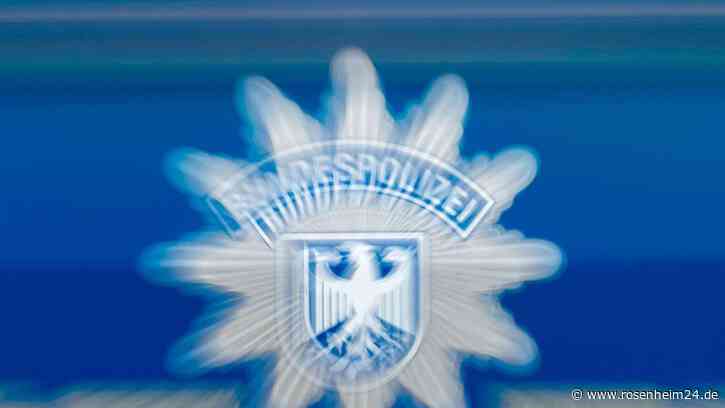 Menschen sollen gestapelt auf Ladefläche liegen – Familie zahlt rund 20.000 Euro für Schleusung