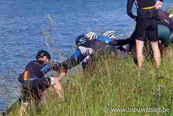Motorrijder ramt onder invloed wielertoerist in Albertkanaal en wil dan verder rijden: fietsmakkers dragen dader over aan politie
