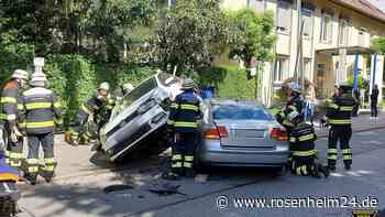Spektakulärer Unfall in München – Polo kommt auf Saab zum Liegen