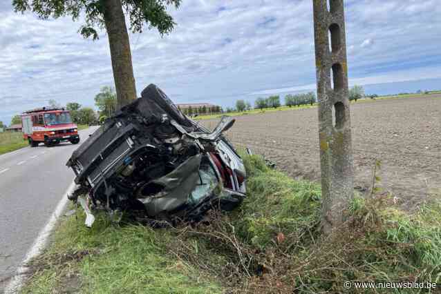 Beloftevolle voetballer (21) zwaargewond na zware klap tegen boom: “Hopelijk kan zijn carrière gered worden”