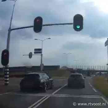 VIDEO | Oost op het Asfalt: Porsche-rijder jakkert op a-sociale manier door rood