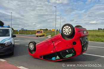 Vrouw gaat met auto overkop na botsing met bestelwagen: vrouw in shock naar ziekenhuis