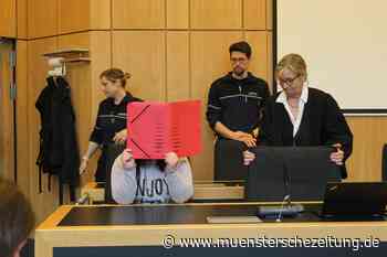 Angeklagte verbirgt Gesicht kompletten Prozesstag