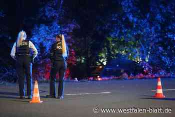 Autofahrer rast in Bielefeld in Graben