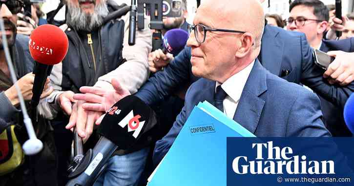 Les Républicains leader vows to stay on despite revolt over Le Pen alliance plans