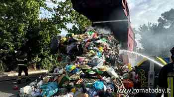 Paura a Montespaccato, operatore Ama vede il fumo e scarica la spazzatura per salvare il camion