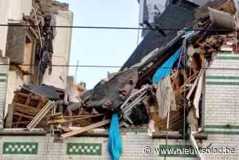 Schrijnend beeld: man zit na explosie in Hoboken eenzaam op het puin te wachten op hulp