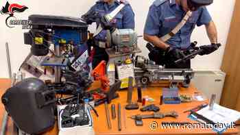 L'artigiano delle armi clandestine di Roma est, scoperto il laboratorio dove costruiva pistole e fucili