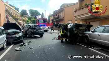 Schianto contro le auto in sosta, vettura danneggia la conduttura del gas