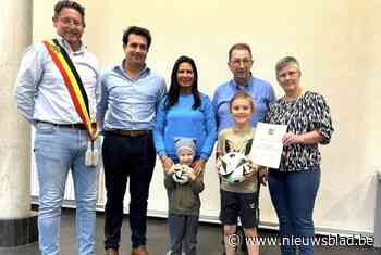 Gemeente beloont Mil die zo goed zorgt voor broertje Marcel (3) met kanker