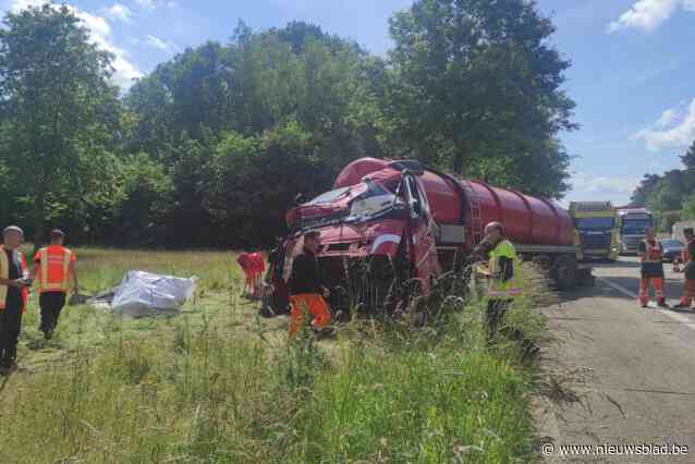 Van zijn cabine bleef weinig over, maar 21-jarige trucker is slechts lichtgewond na klapband: “Ik kan me er weinig van herinneren”